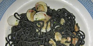 Troccole con il nero di seppie e vongole