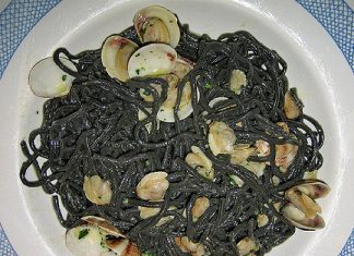 Troccole con il nero di seppie e vongole