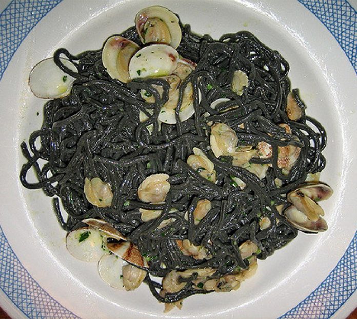 Troccole con il nero di seppie e vongole