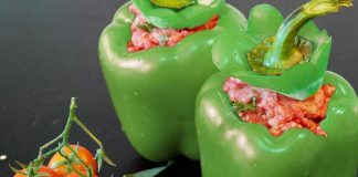 Peperoni verdi ripieni di salsiccia