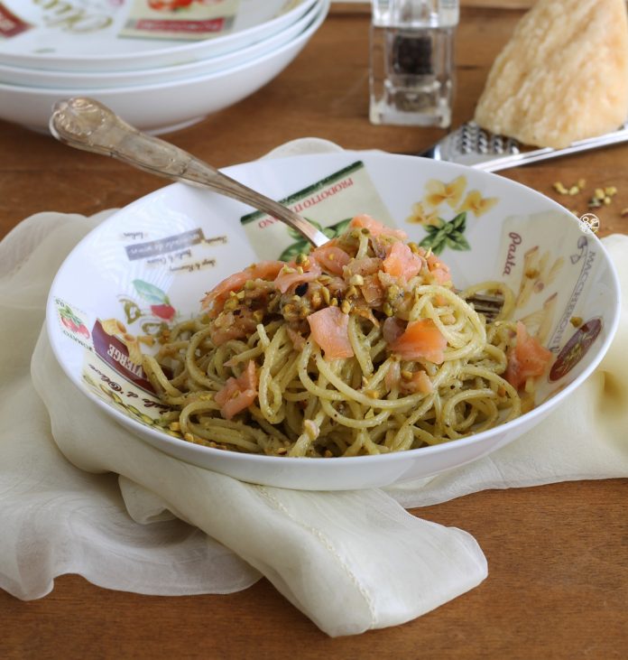 linguine al pesto di pistacchi e salmone