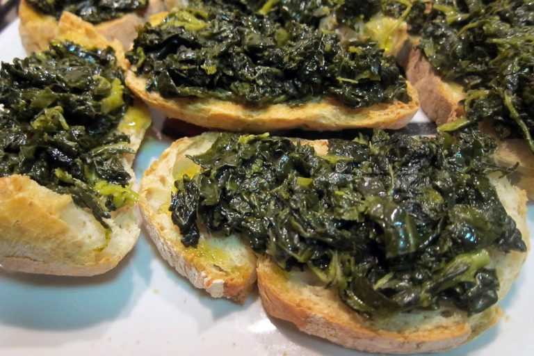 Cavolo nero in padella, piatto tipico della Toscana Stefania Profumi e Sapori Cavolo nero in padella, piatto tipico della Toscana Stefania Profumi e Sapori