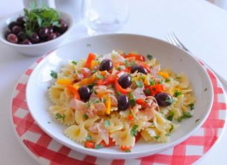 farfalle al pesto di sedano con scalogno, prosciutto cotto e olive