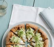 pizza con salsiccia di pollo, cetrioli e salsa tzatziki