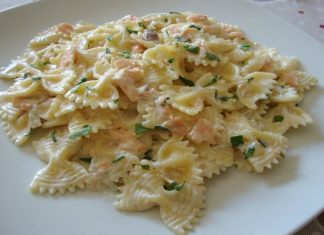 Farfalle con panna e salmone