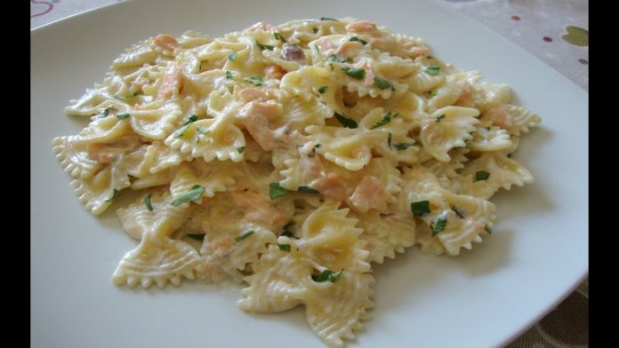 Farfalle con panna e salmone