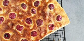 Focaccia alle ciliegie