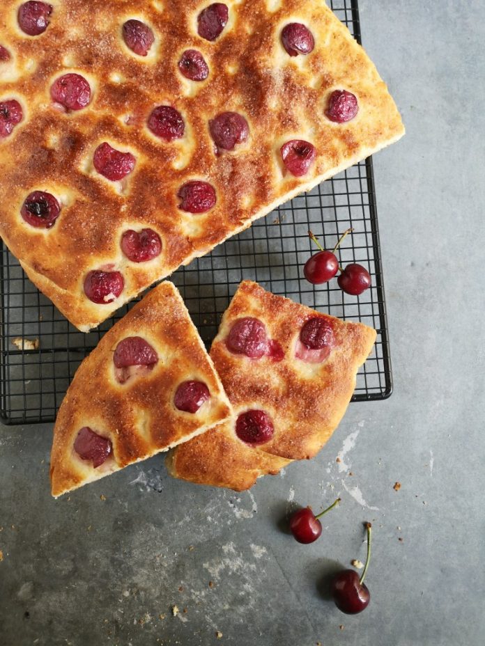 Focaccia alle ciliegie