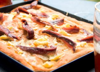 Focaccia con burro e acciughe