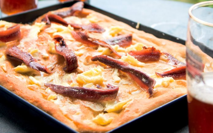 Focaccia con burro e acciughe