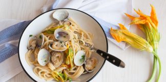 Spaghetti vongole e fiori di zucca