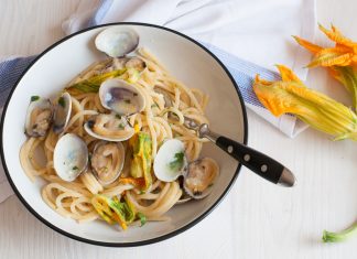 Spaghetti vongole e fiori di zucca