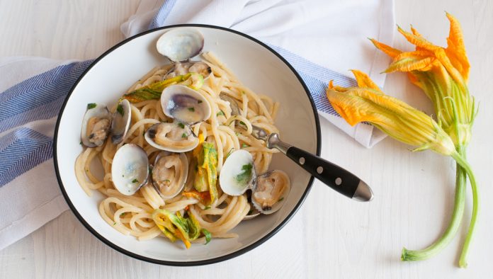 Spaghetti vongole e fiori di zucca