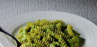 Pasta pesto di zucchine e pistacchio