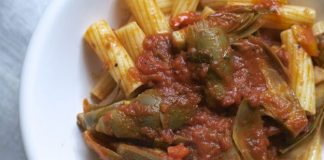 Pasta con carciofi e sugo al pomodoro