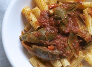 Pasta con carciofi e sugo al pomodoro