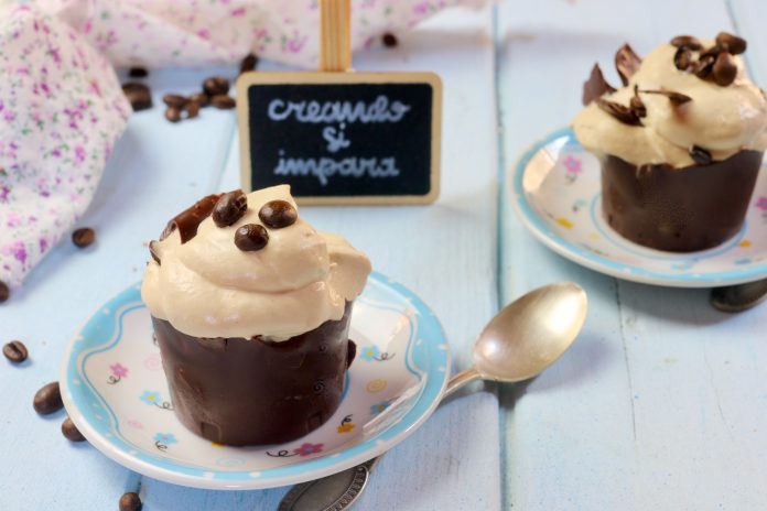 bicchierini di cioccolato con crema di caffè