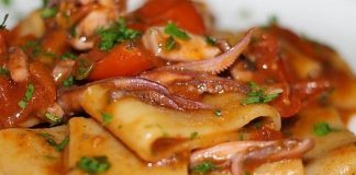 Paccheri al sugo di calamari